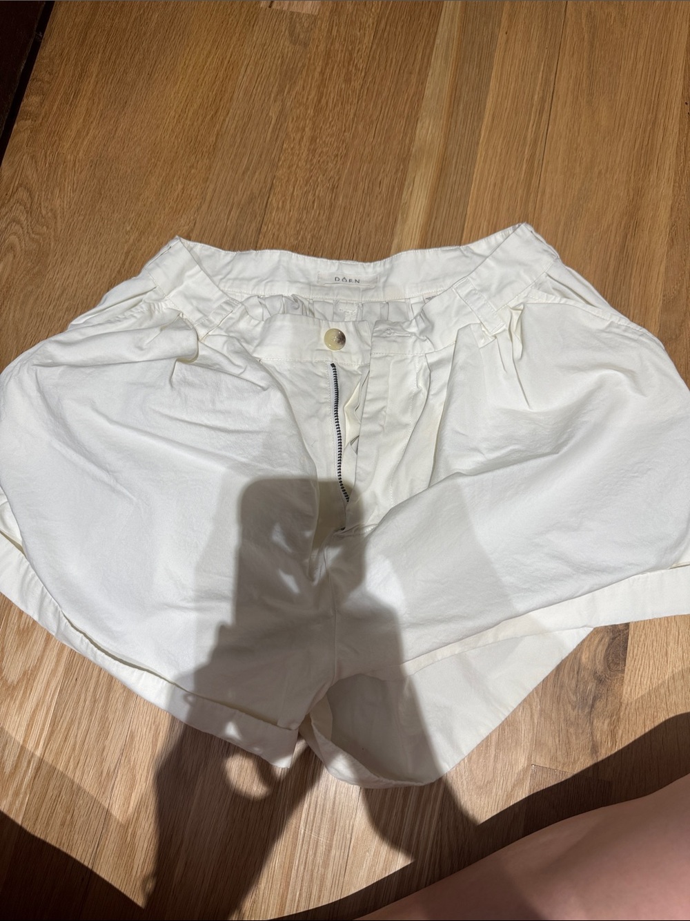 Doen Cream High-Waist Pleated Shorts